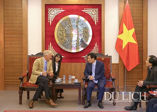 Bộ trưởng Nguyễn Ngọc Thiện (phải) làm việc với Đại sứ Du lịch Việt Nam Greg Norman